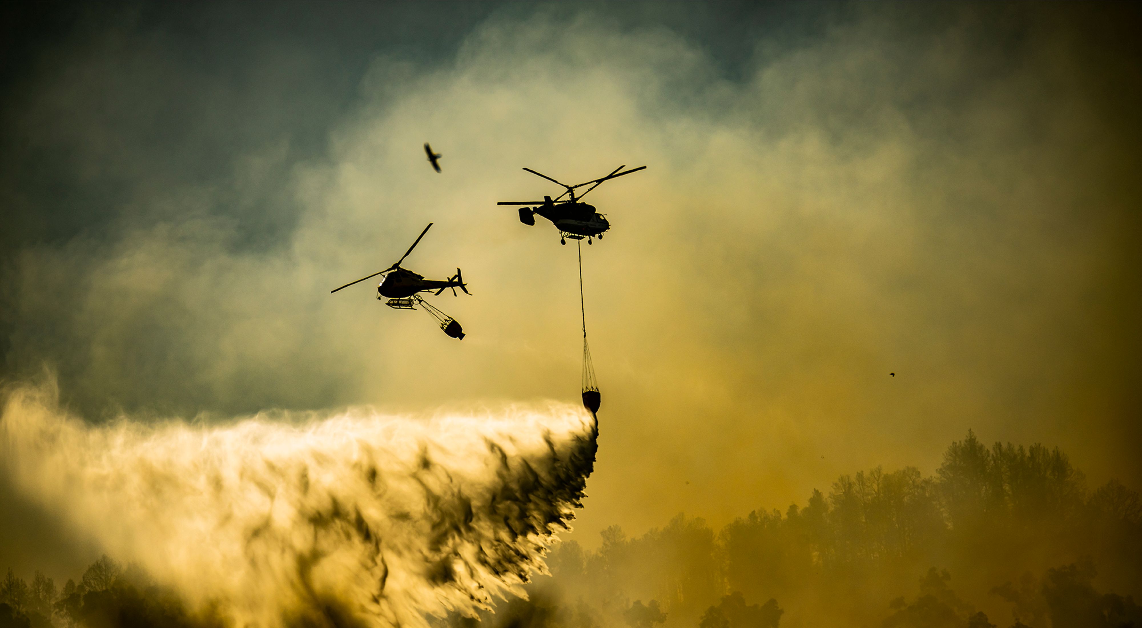  Imagem aérea de helicópteros de combate a incêndio 