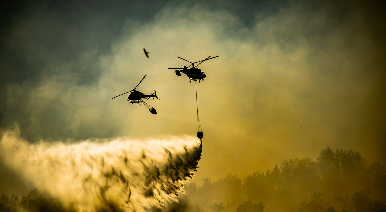 Imagem aérea de helicópteros de combate a incêndio