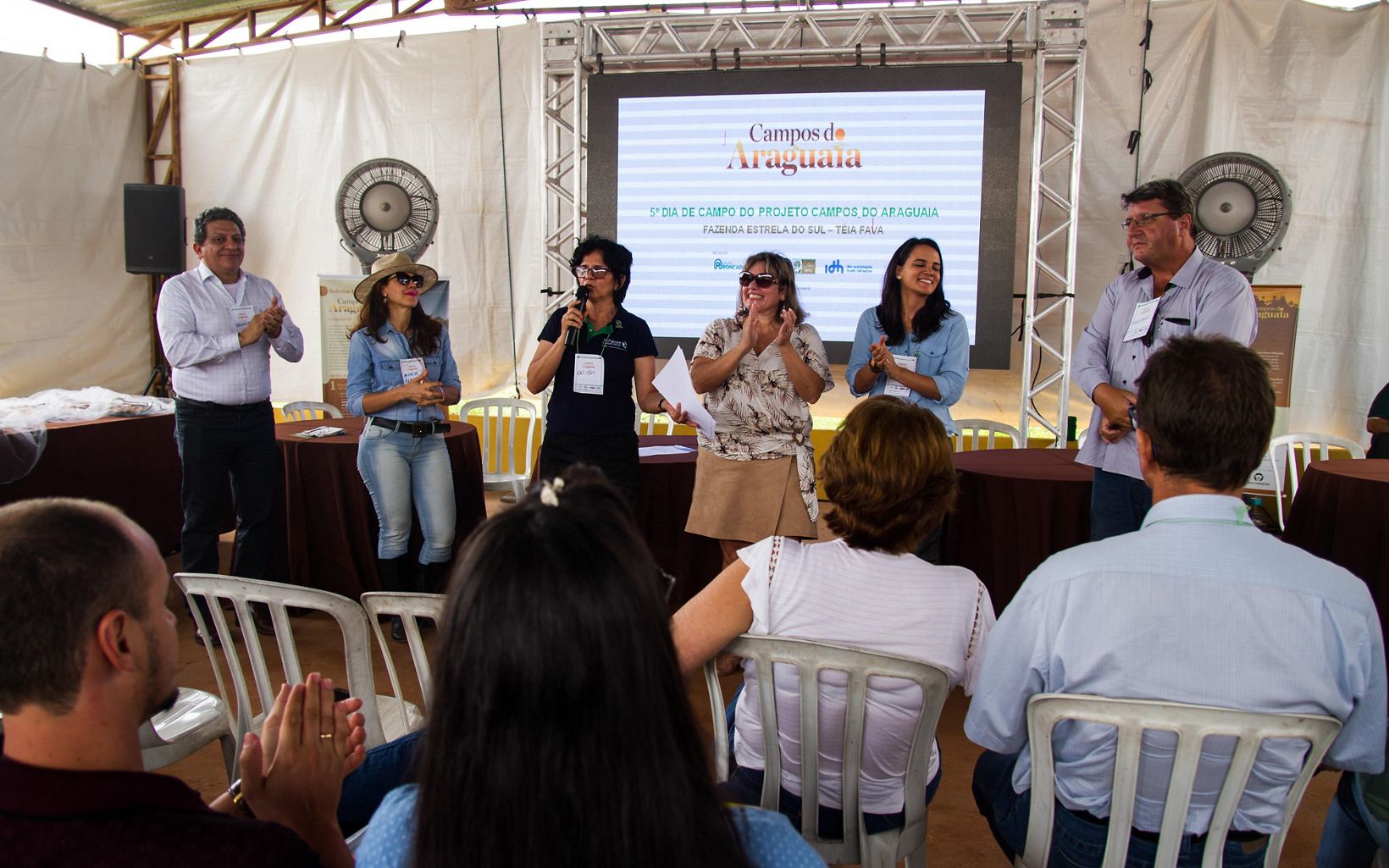 Francisco Fonseca, Raimunda de Mello e Julia Mangueira, da equipe de Agricultura da TNC Brasil, junto com parceiros do projeto Campos do Araguaia, em evento no Mato Grosso.