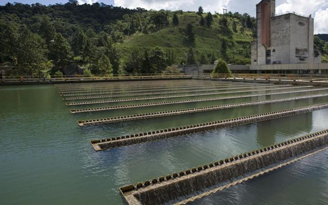 Tanques de retenção de tratamento de água na estação de purificação de água que fornece cinqüenta por cento da água potável de São Paulo. 