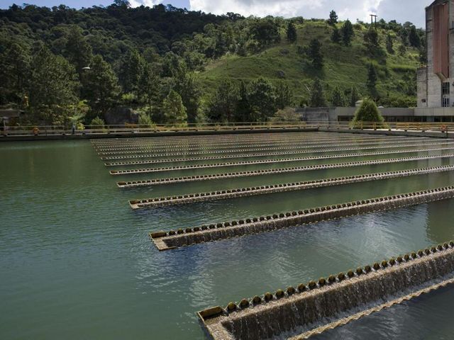 Tanques de retenção de tratamento de água na estação de purificação de água que fornece cinqüenta por cento da água potável de São Paulo.