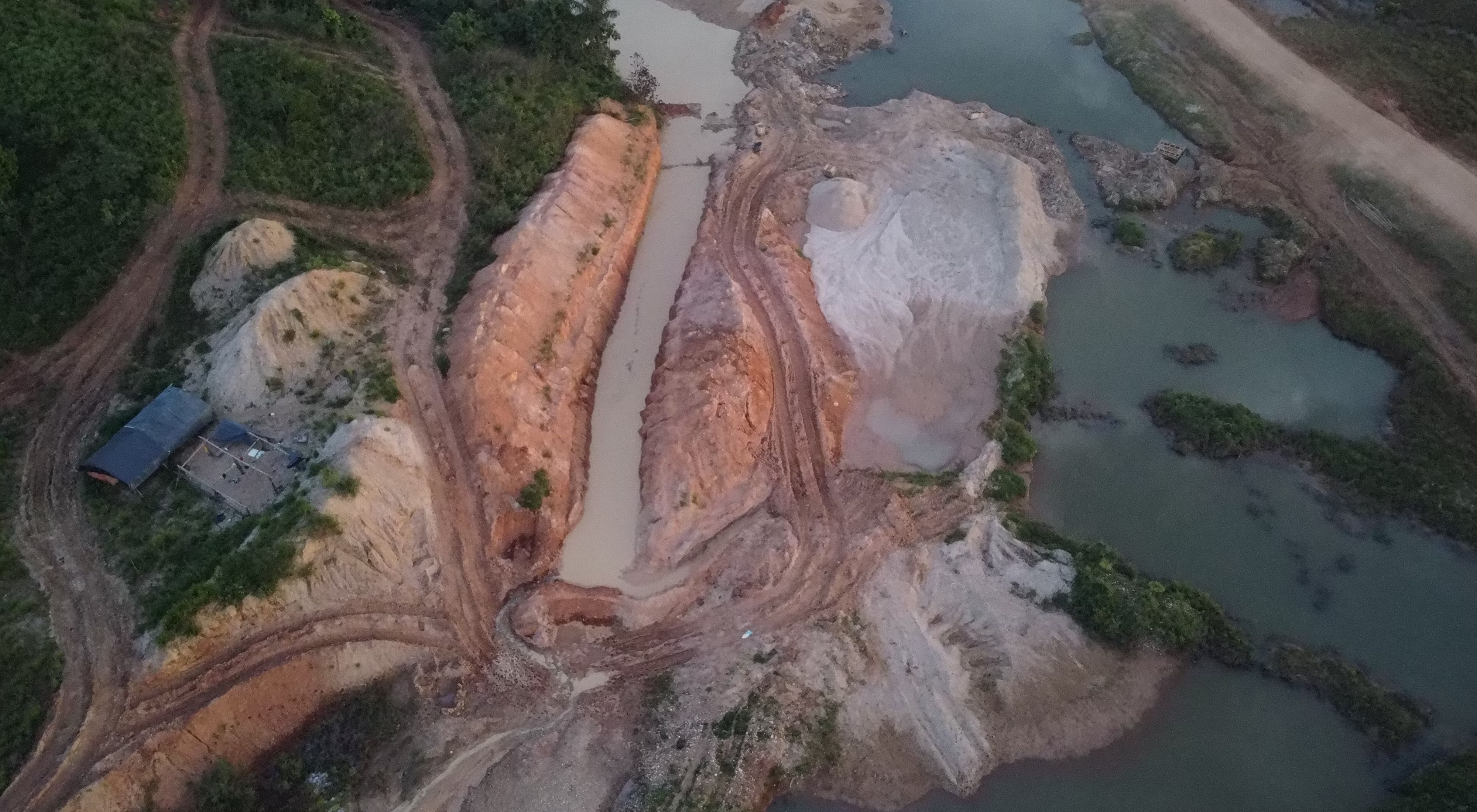 Vista aérea de área de mineração ilegal na Amazônia