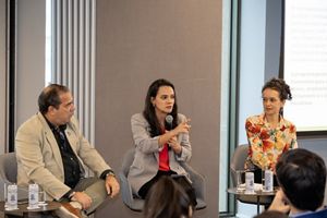 Participantes de um painel durante evento da São Paulo Climate Week discutem o lançamento do programa Financiamento para Paisagens Resilientes no Brasil.