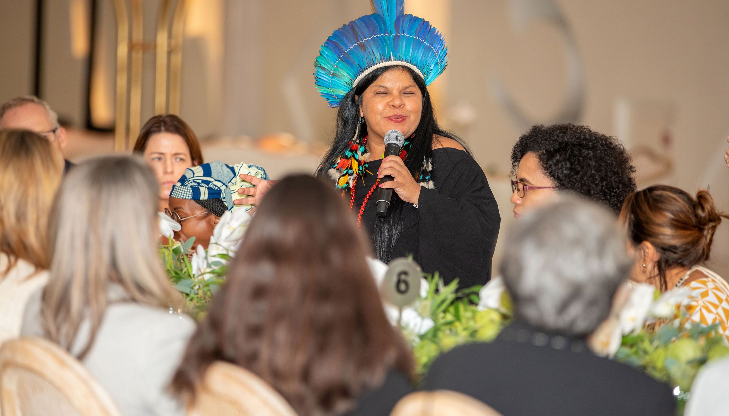 Sonia Guajajara, Ministra dos Povos Indígenas do Brasil, falando em evento durante a COP28 em Dubai.