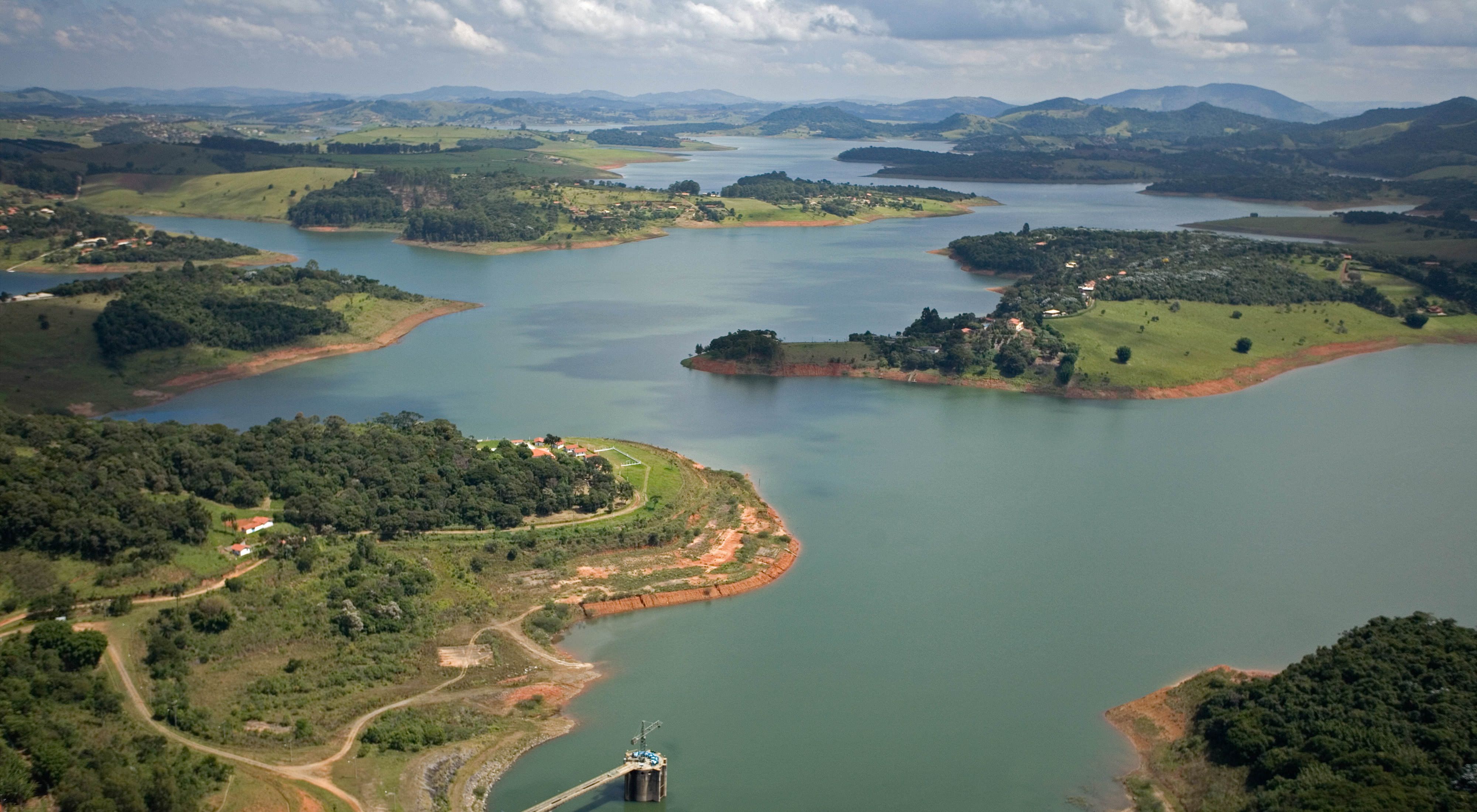 Área de captação de água na Represa do Jaguari, em Joanópolis-SP, no ano de 2007.