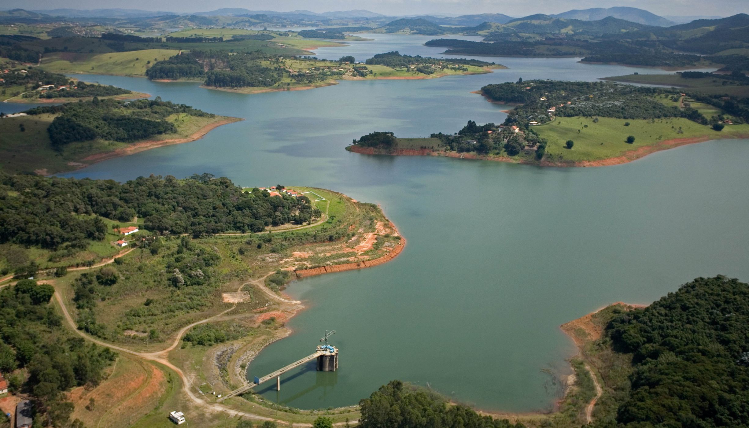 Vista aérea da represa do Jaguari, em Joanópolis-SP.