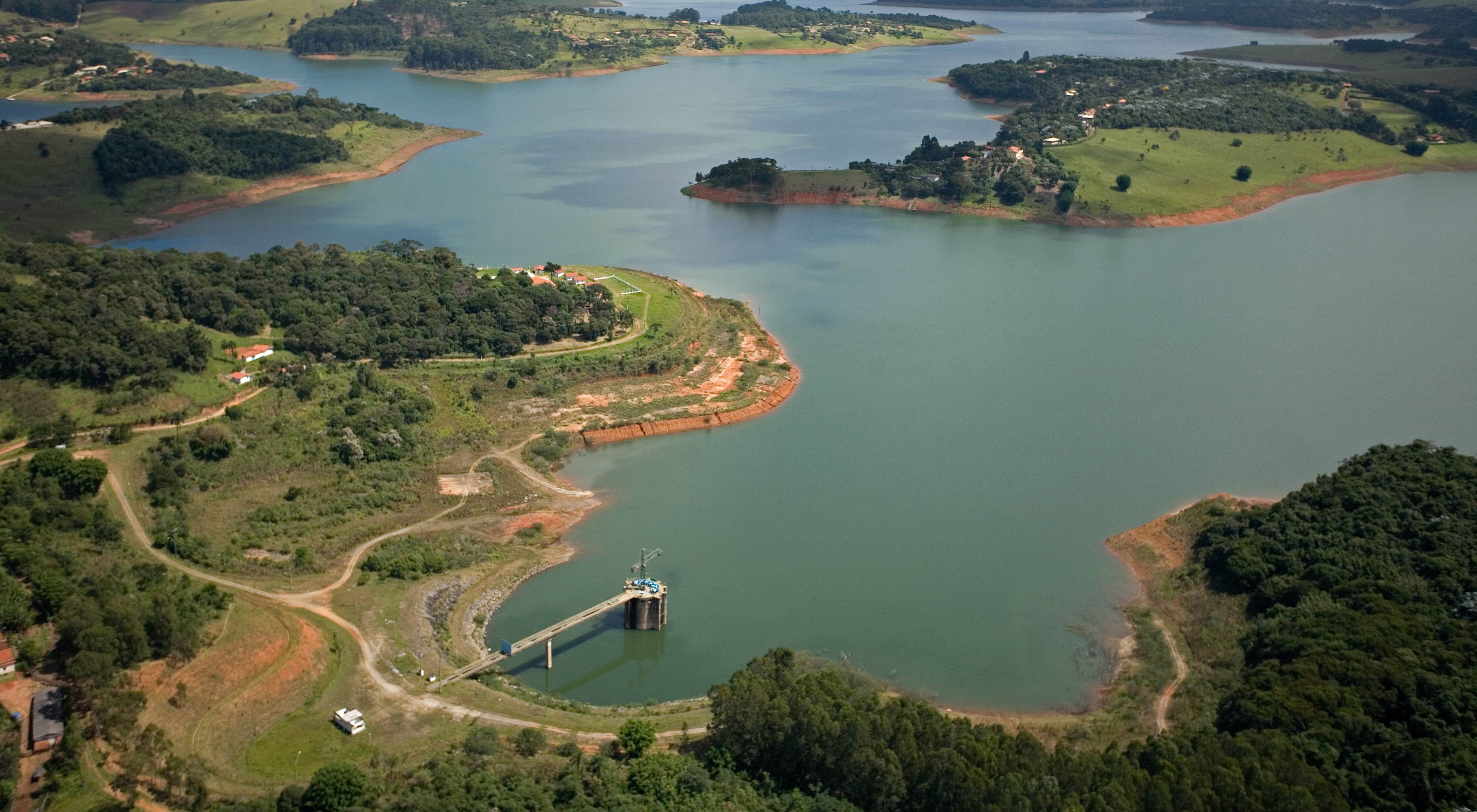 Imagem aérea da Represa Jaguari, parte do Sistema Cantareira, em Joanópolis-SP.