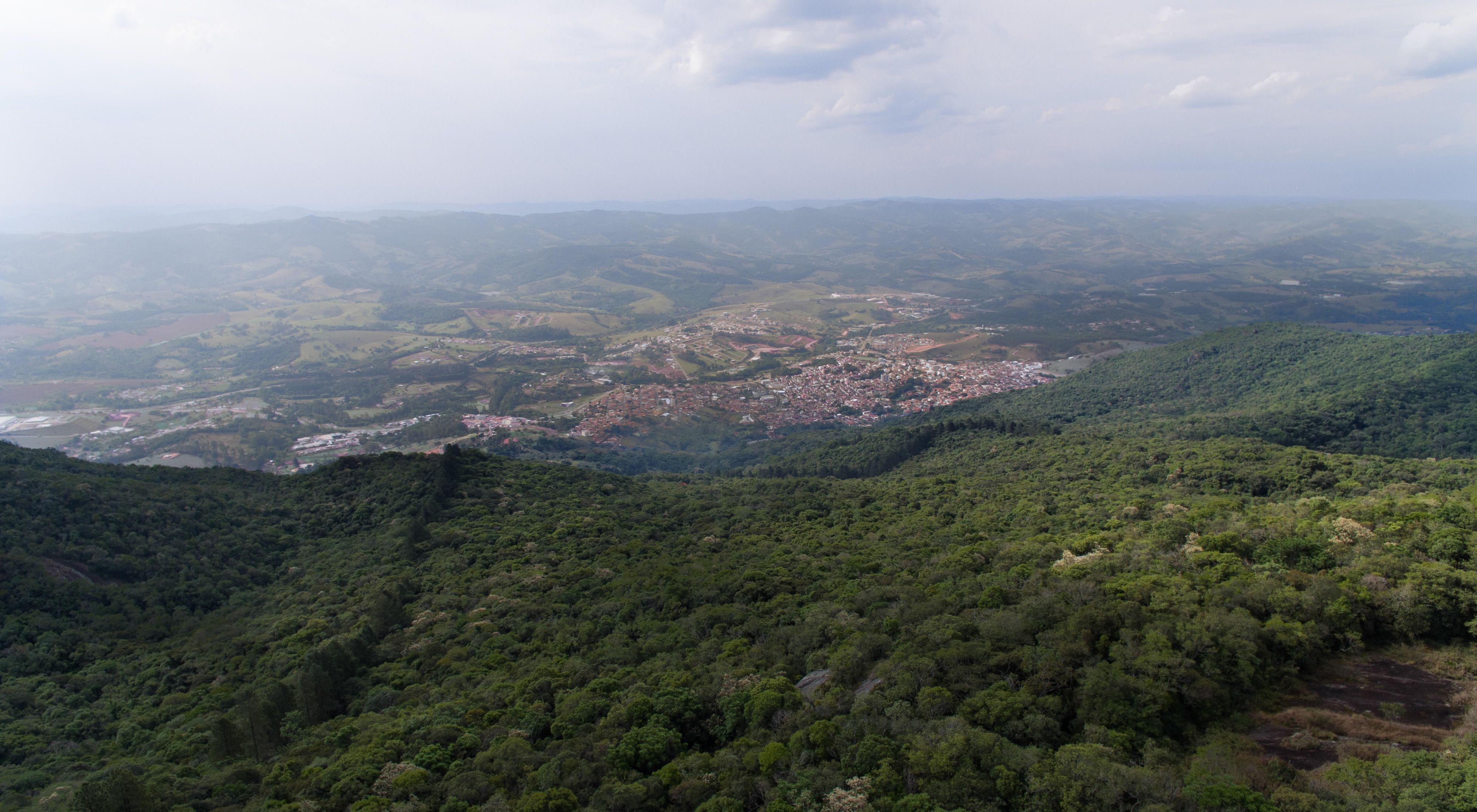 Vista aérea da cidade de Extrema-MG, um município referência na restauração de áreas degradadas para proteção da bacia hidrográfica.