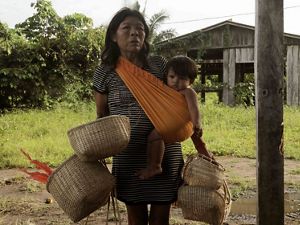 Indígena do povo parakanã levando os cestos produzidos para uma das reuniões desenvolvidas pela consultoria.