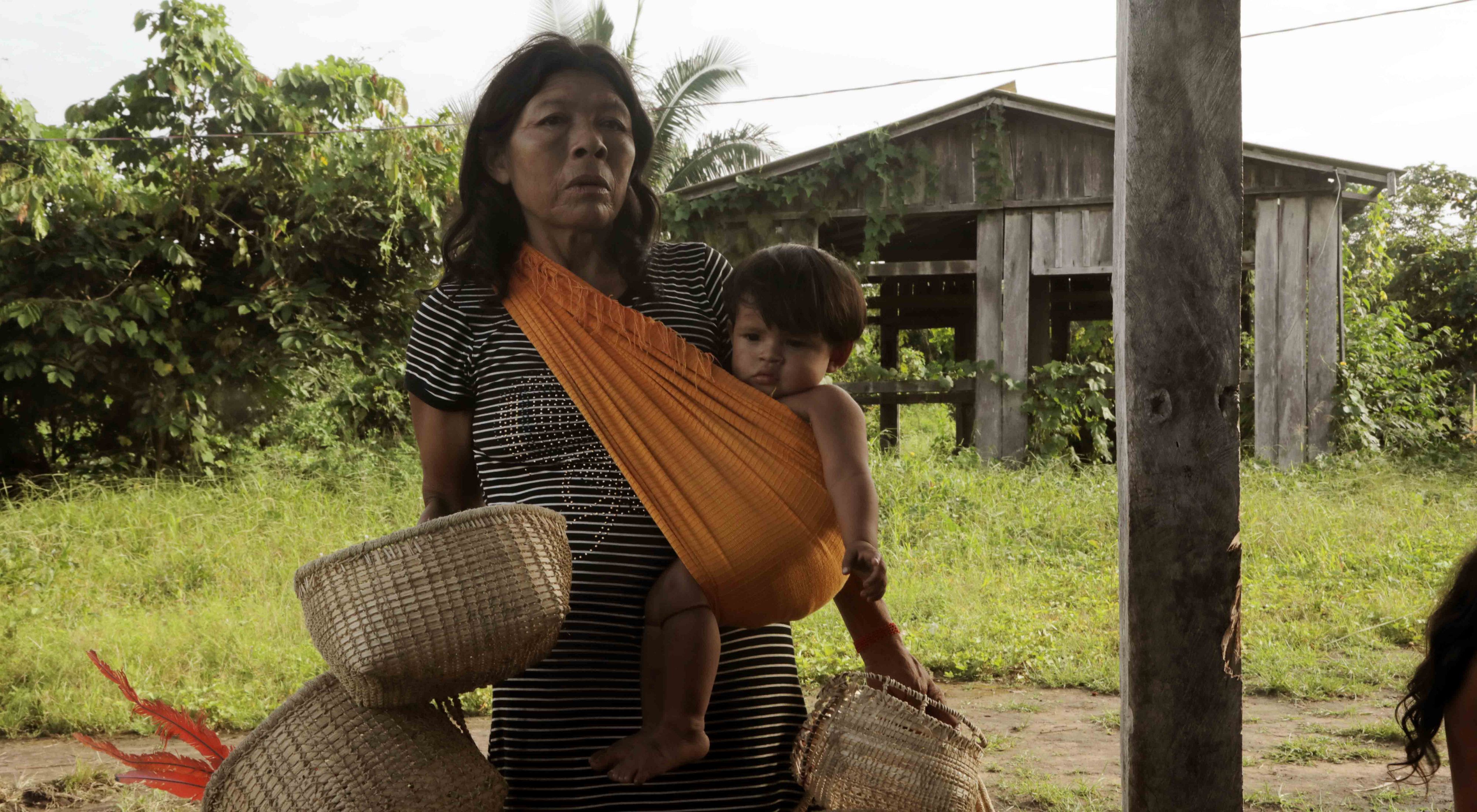 Indígena do povo parakanã levando os cestos produzidos para uma das reuniões desenvolvidas pela consultoria.