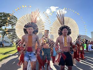 Povos Indígenas em marcha durante o Acamapamento Terra Livre em Brasília-DF.