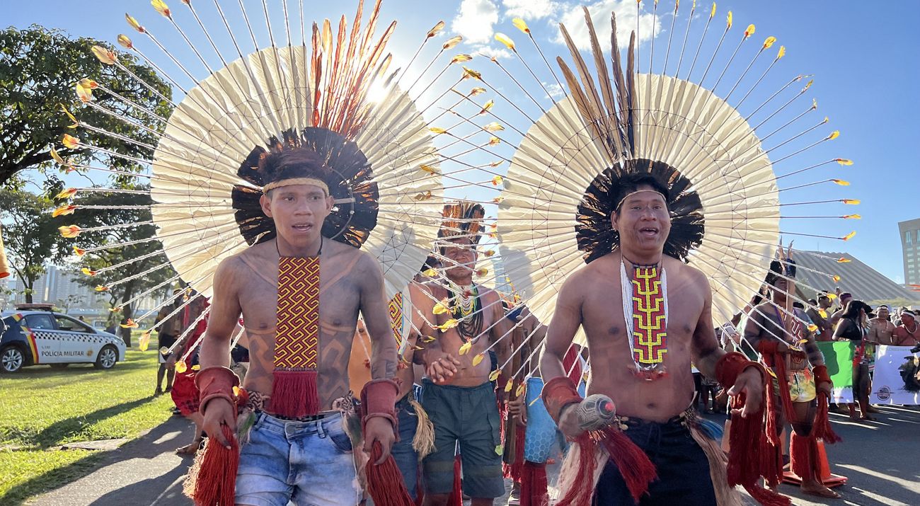 Povos Indígenas em marcha durante o Acampamento Terra Livre em Brasília-DF.