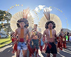Povos Indígenas em marcha durante o Acamapamento Terra Livre em Brasília-DF.