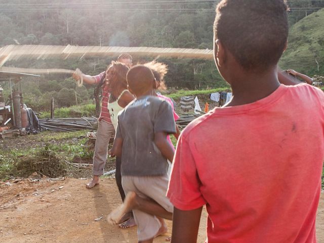 Crianças da Comunidade Quilombola do Alto da Serra do Mar brincam de pular corda em Lídice, distrito de Rio Claro-RJ.   