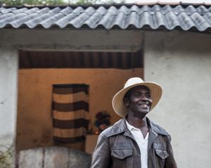Benedito Leite sorrindo em frente a sua casa.