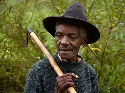 Seu Benedito, pai de Bené Leite, que tem trabalhado por anos com a família na região da bacia do Rio Guandu, no distrito de Lídice, em Rio Claro-RJ.