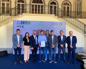 Grupo de representantes das organizações na assinatura do acordo em evento no Rio de Janeiro.