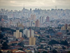 Vista da cidade de São Paulo com muitos prédios e pouca vegetação.