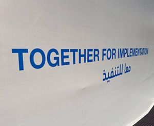 Banner com a frase "Juntos pela implementação" em inglês.