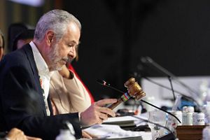 Presidente da COP30 batendo o martelo que encerra a sessão plenária.