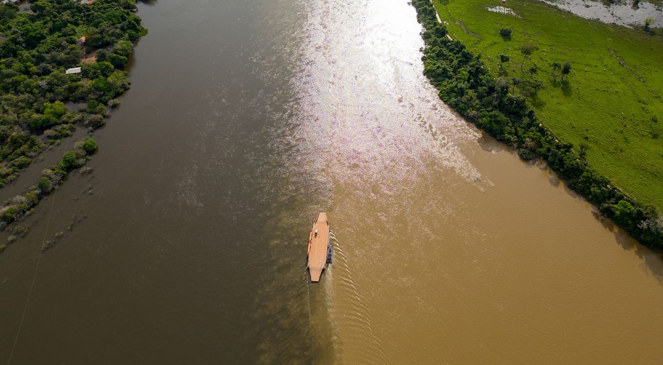 vista aérea de um rio com águas de duas cores diferentes, indicando o encontro de dois cursos d’água.