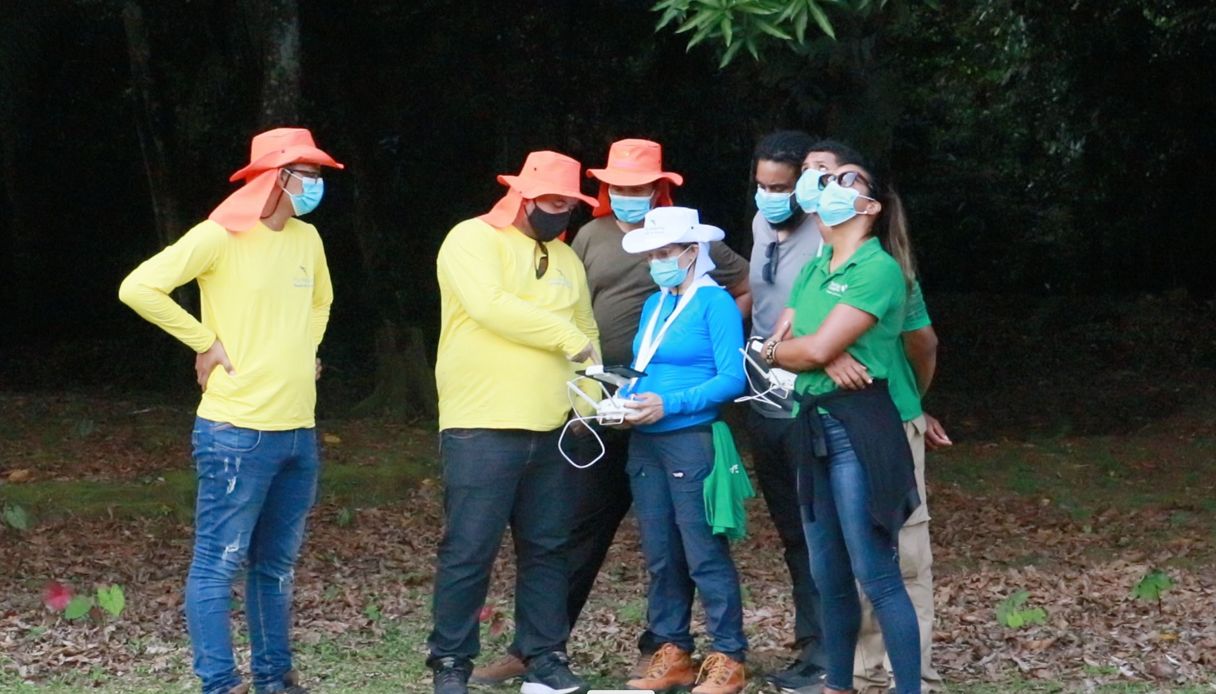 Alunos durante o curso de pilotagem de drones