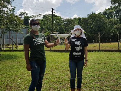 Cintia Ballieiro, Especialista em Geoprocessamento da TNC Brasil, durante o curso de pilotagem de drones.