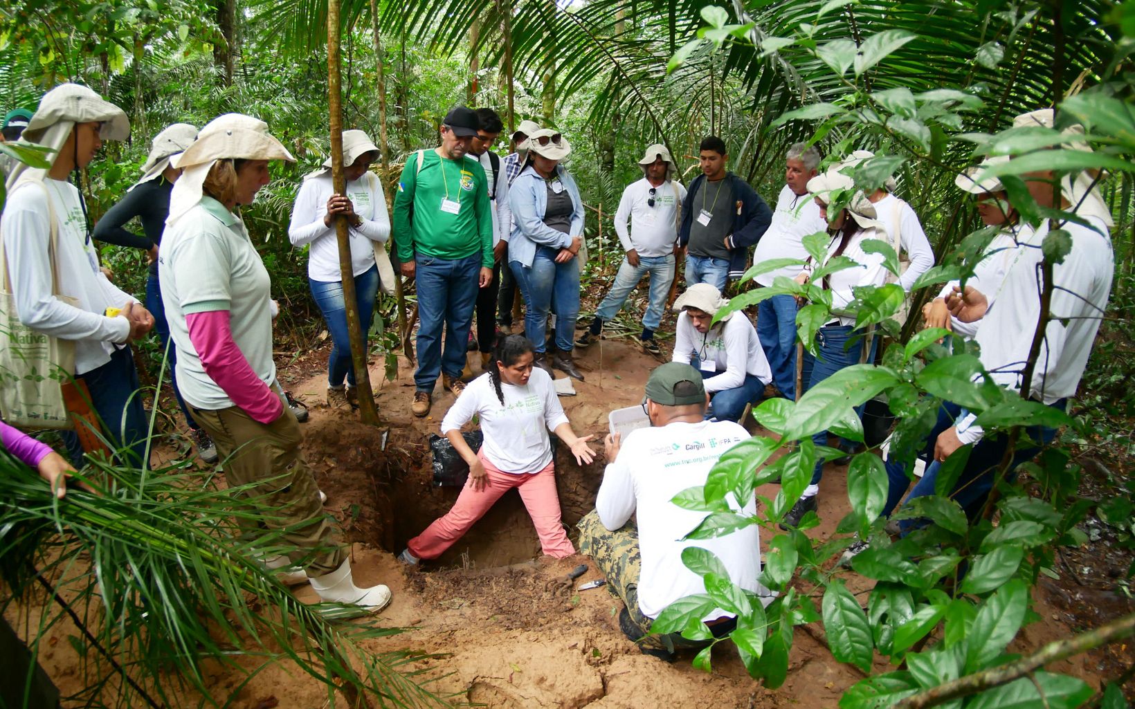 Professora demonstra uma das atividades na Reserva Extrativista Tapajós Arapiuns.