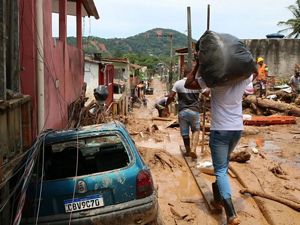 Casas destruídas em deslizamentos na Barra do Sahy após tempestades no litoral norte de São Paulo.