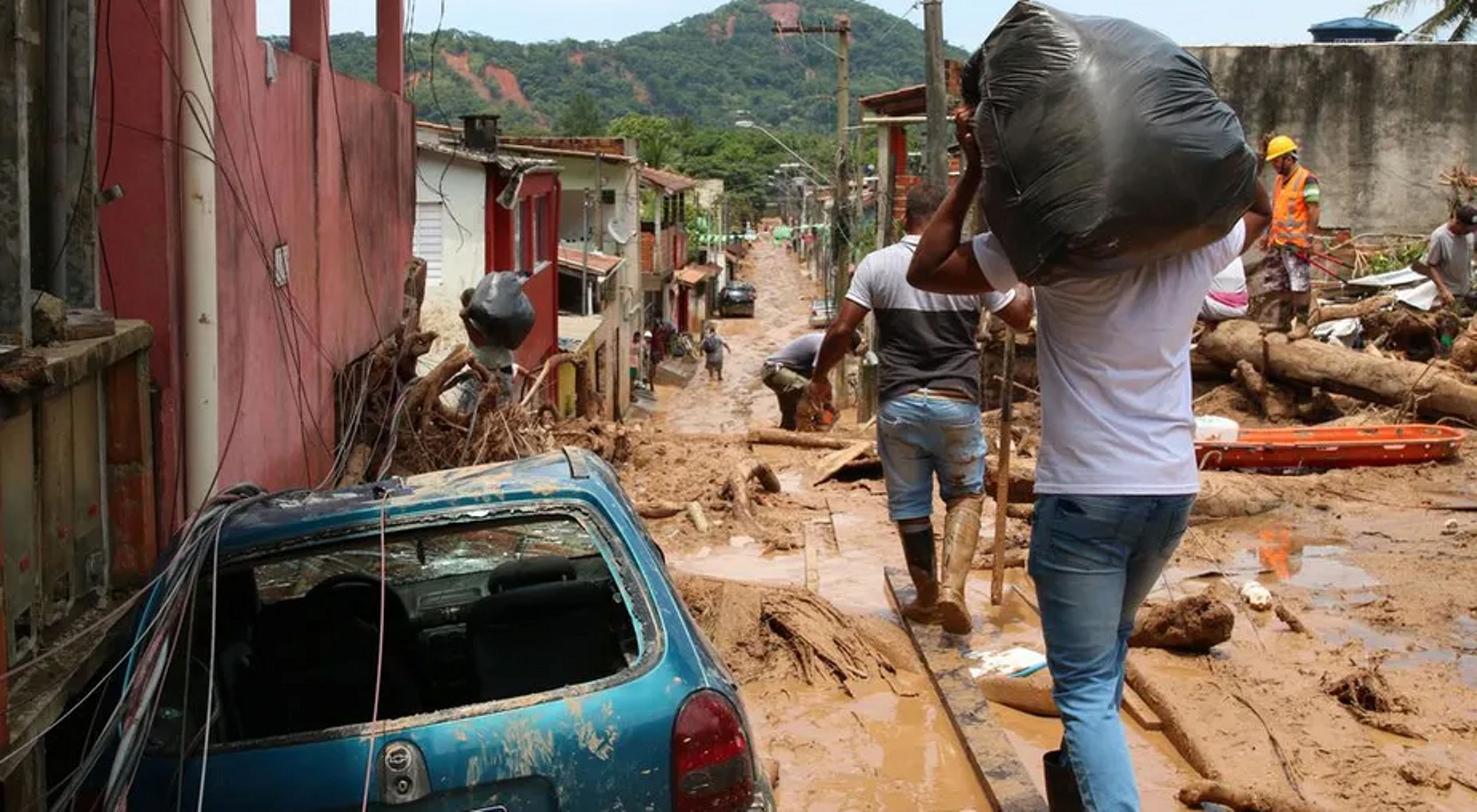 Casas destruídas em deslizamentos na Barra do Sahy após tempestades no litoral norte de São Paulo. 