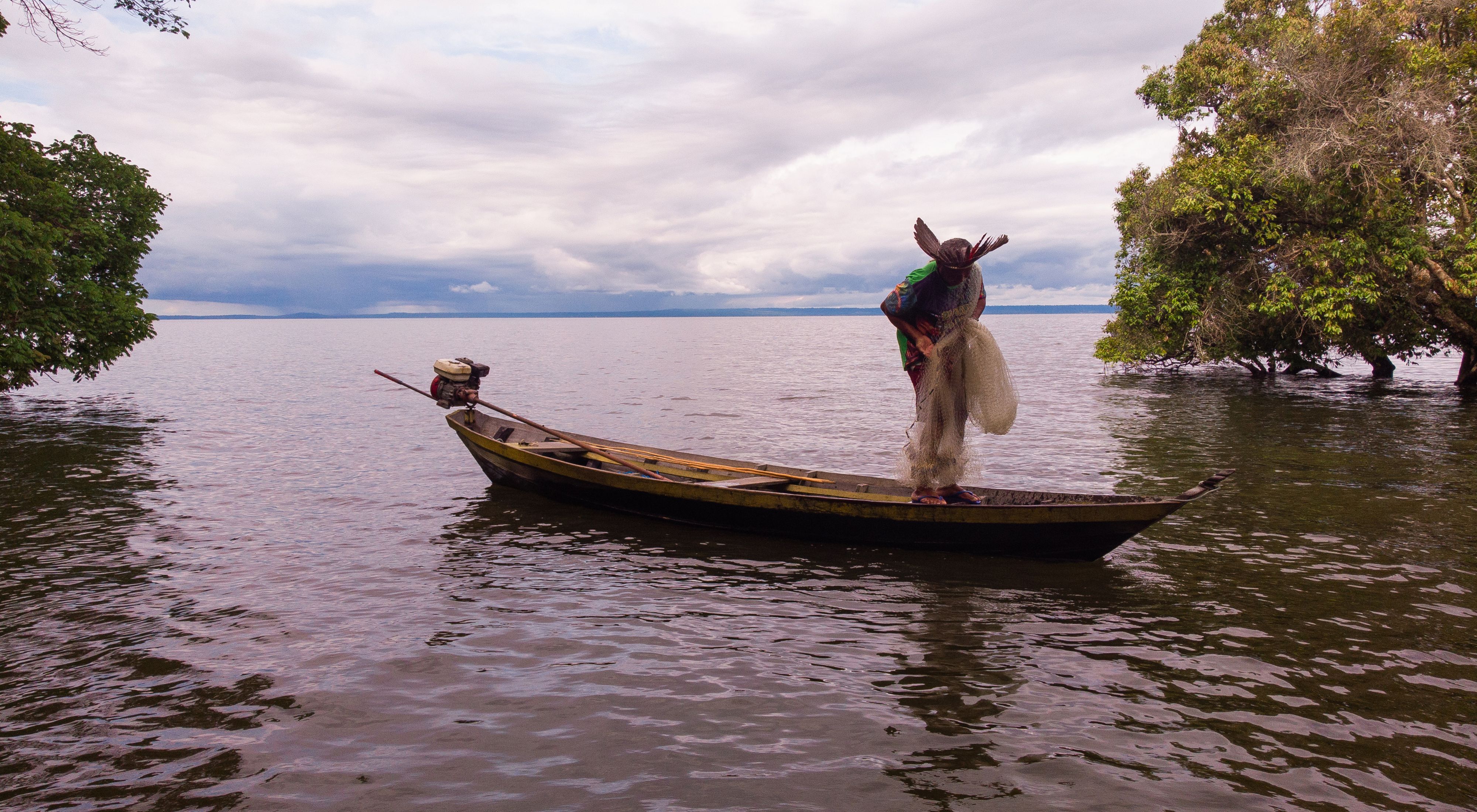 Indígena pescando no rio Tapajós.