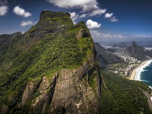 vista aérea da Pedra da Gávea no Rio de Janeiro.