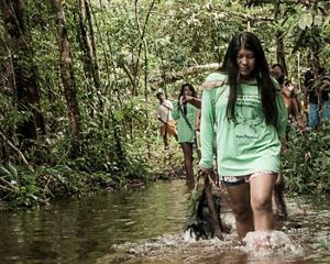 Indígenas do povo Parakanã, do médio Xingu, no Pará, em expedição para extrativismo na Terra Indígena Apyterewa.