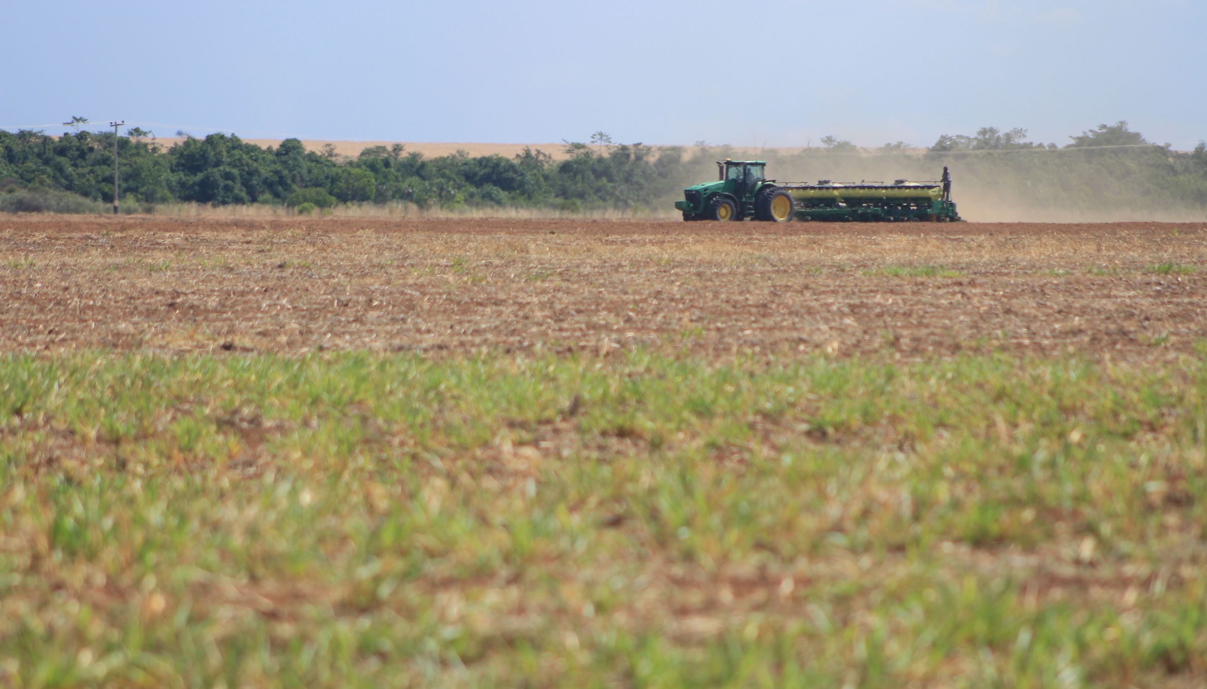 Máquina em área produção de soja no Cerrado