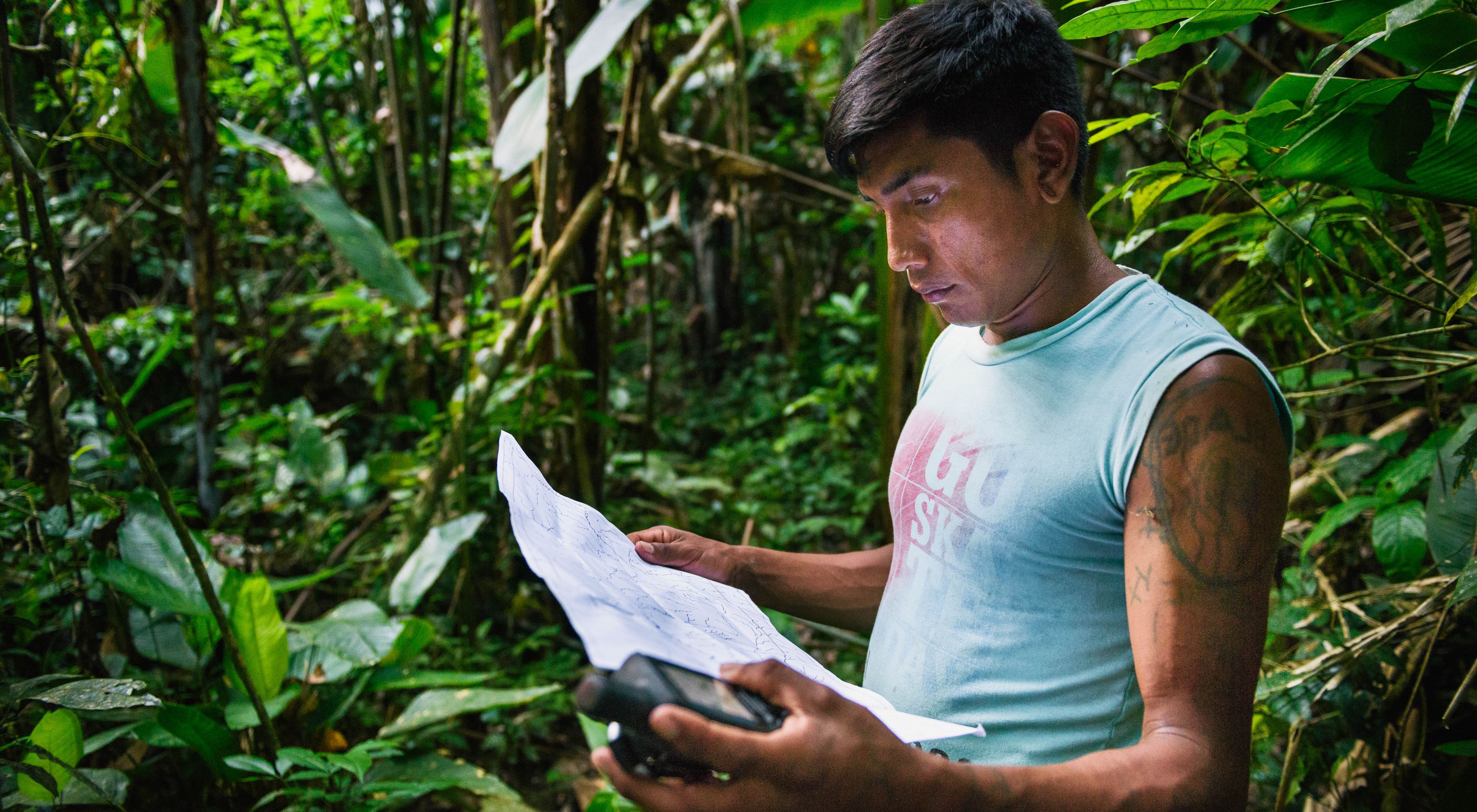 Bepnhibety Xikrin marcando pontos de GPS para o etnomapeamento da Terra Indígena Trincheira-Bacajá, no Pará.
