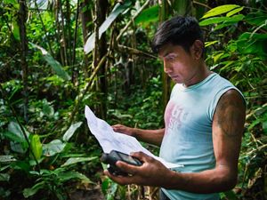 Bepnhibety Xikrin marcando pontos de GPS para o etnomapeamento da Terra Indígena Trincheira-Bacajá, no Pará.