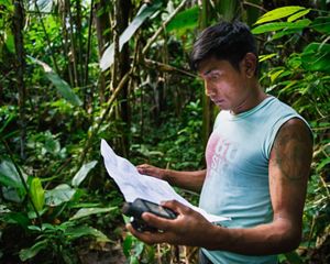 Bepnhibety Xikrin marcando pontos de GPS para o etnomapeamento da Terra Indígena Trincheira-Bacajá, no Pará.