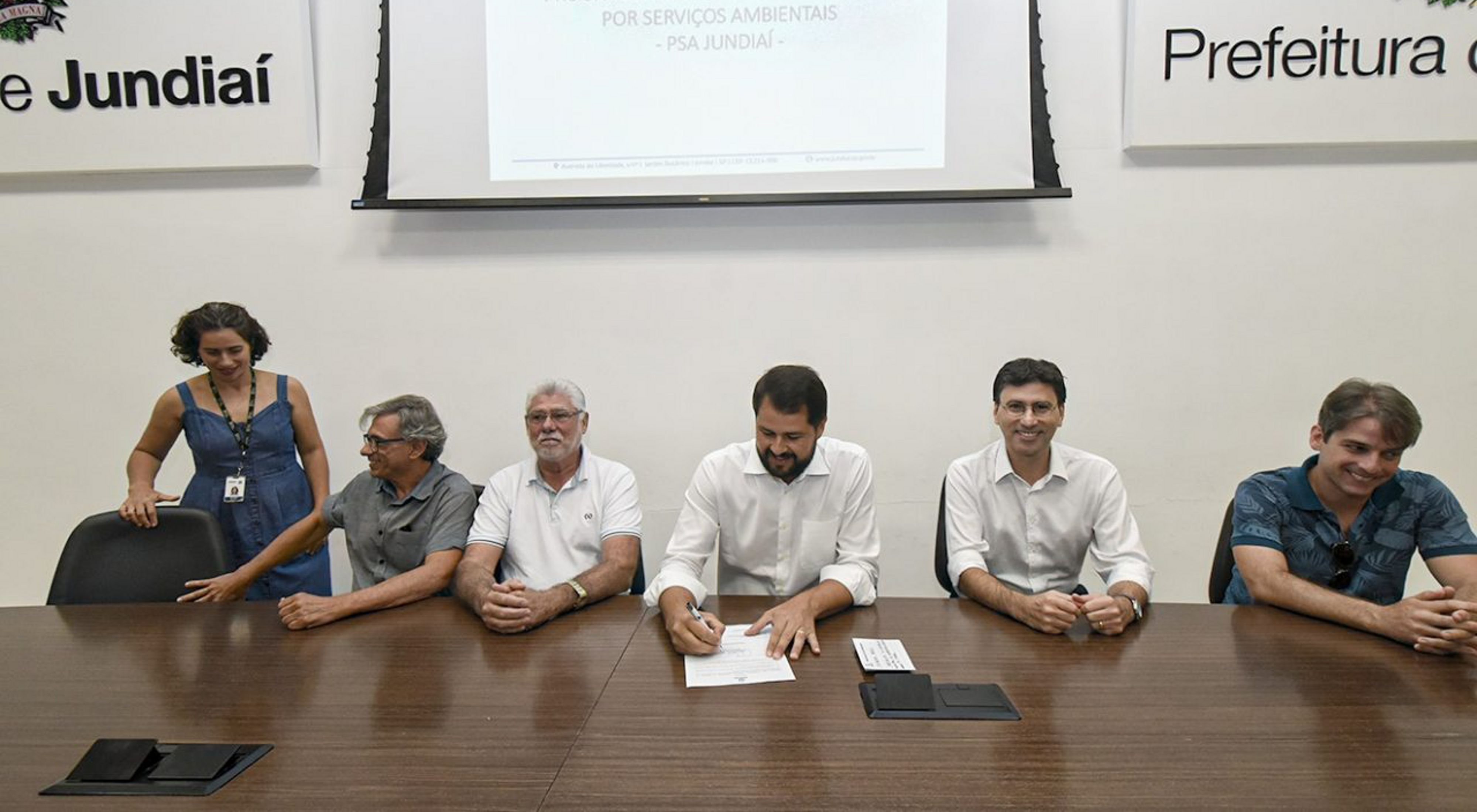 Samuel Barreto, Gerente de Segurança Hídrica da TNC Brasil, junto com representantes da Prefeitura de Jundiaí durante evento de assinatura dos termos de compromisso.