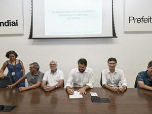 Samuel Barreto, Gerente de Segurança Hídrica da TNC Brasil, junto com representantes da Prefeitura de Jundiaí durante evento de assinatura dos termos de compromisso.