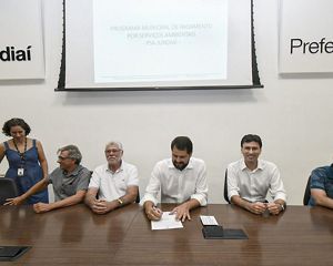 Samuel Barreto, Gerente de Segurança Hídrica da TNC Brasil, junto com representantes da Prefeitura de Jundiaí durante evento de assinatura dos termos de compromisso.