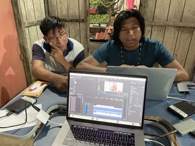 Os cineastas indígenas Iori Parakanã e Kamikia Kisedje durante produção de série de vídeos sobre o trabalho de artesanato indígena do povo Parakanã, em 2019.
