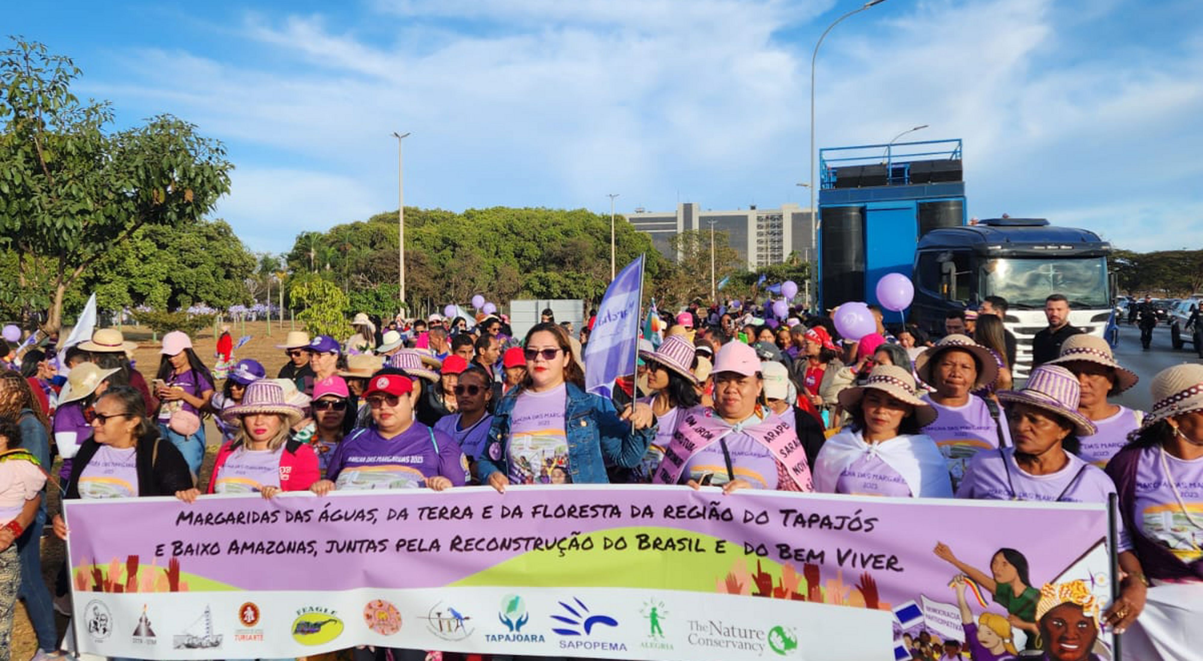 mulheres marchando em Brasília durante a Marcha das Margaridas