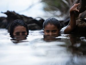 Meninas brincando no rio Tapajós, no Pará.
