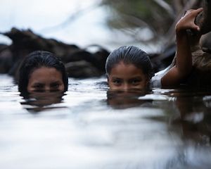 Meninas brincando no rio Tapajós, no Pará.