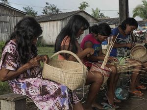 Indígenas Parakanã, na Terra Indígena Apyterewa, no Pará, trabalhando com artesanato tradicional de cestas.