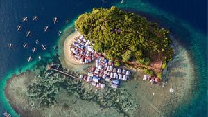  Copilot said: Vista aérea de pequena ilha tropical com vegetação densa, vila costeira, barcos no mar azul-turquesa e recifes visíveis ao redor.