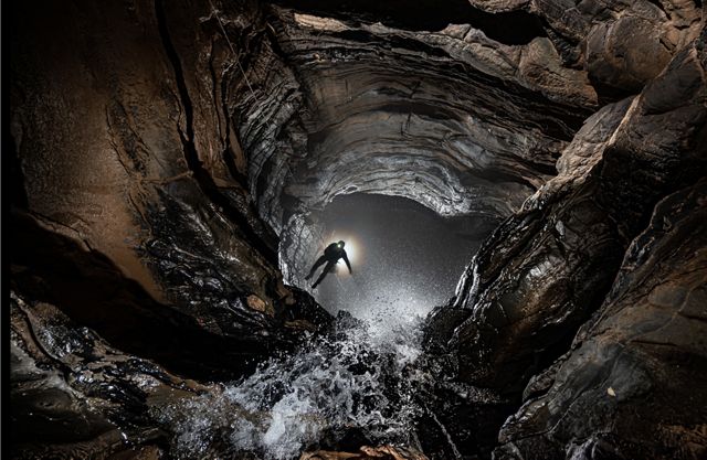 Um explorador trabalhando dentro de uma caverna no sudeste do Brasil.