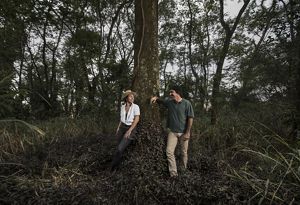 Keila Silva, agrônoma, deixou de trabalhar com integração lavoura-pecuária para se dedicar a restauração florestal com seu parceiro, Patrick Assumpção, produtor rural.