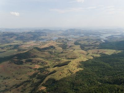 Imagem aérea de área rural do município de Joanópolis-SP, com a Represa do Jaguari, parte do Sistema Cantareira, ao fundo.
