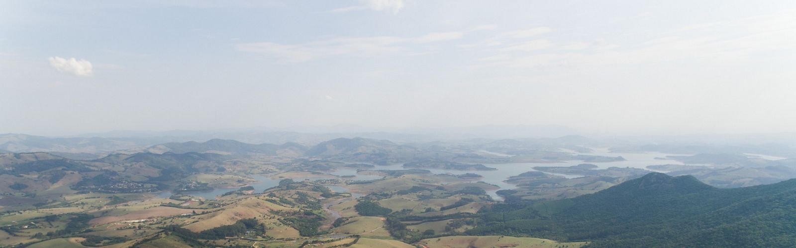 Imagem aérea de área rural do município de Joanópolis-SP, com a Represa do Jaguari, parte do Sistema Cantareira, ao fundo.